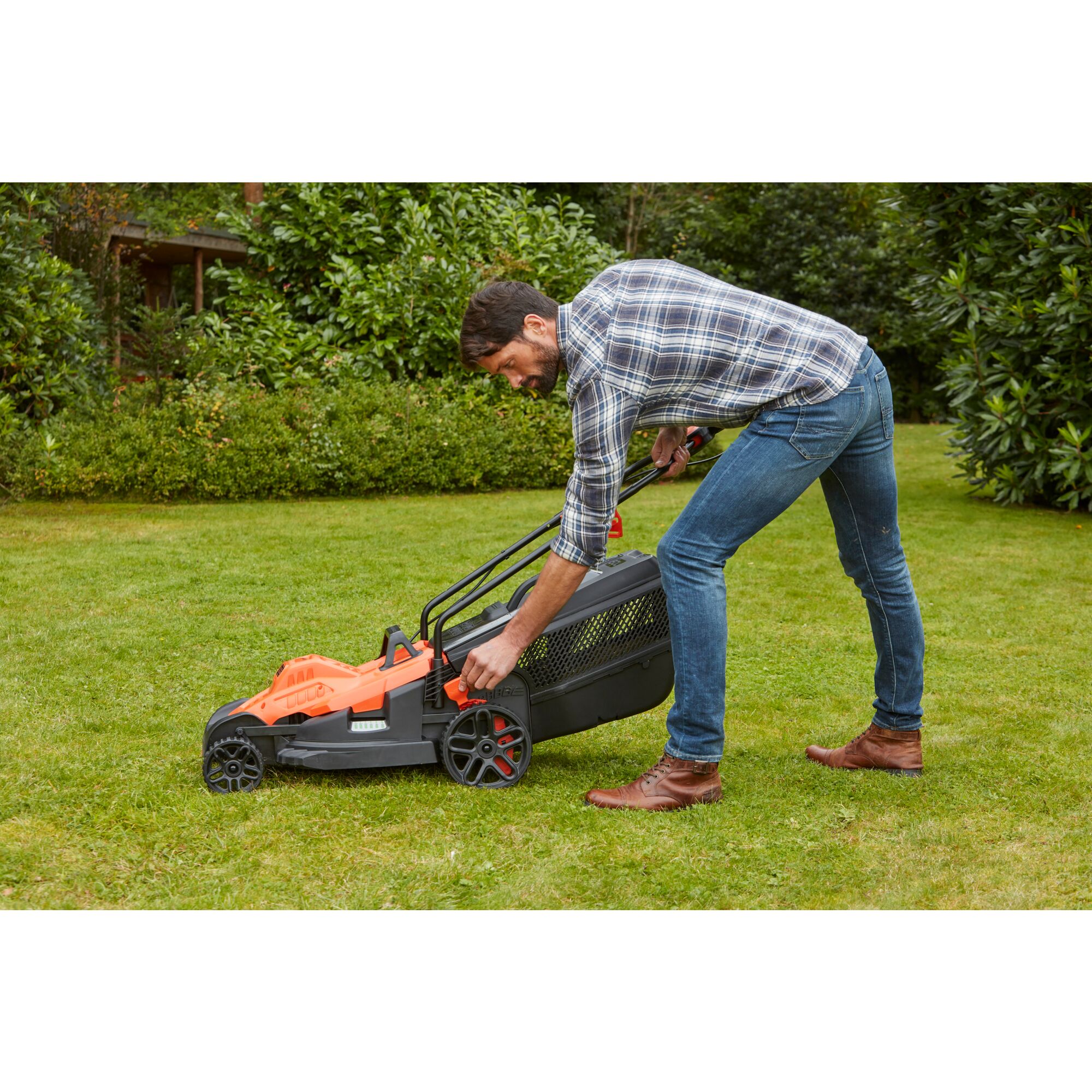 42cm 1800W Mower with EasySteer BLACK DECKER